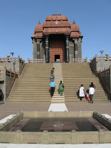 https://d3r8gwkgo0io6y.cloudfront.net/upload/kanyakumar temple 5.jpg